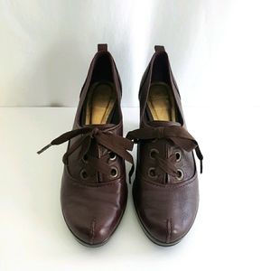 Clarks Leather Lace-Up Oxford Heel in Burgundy